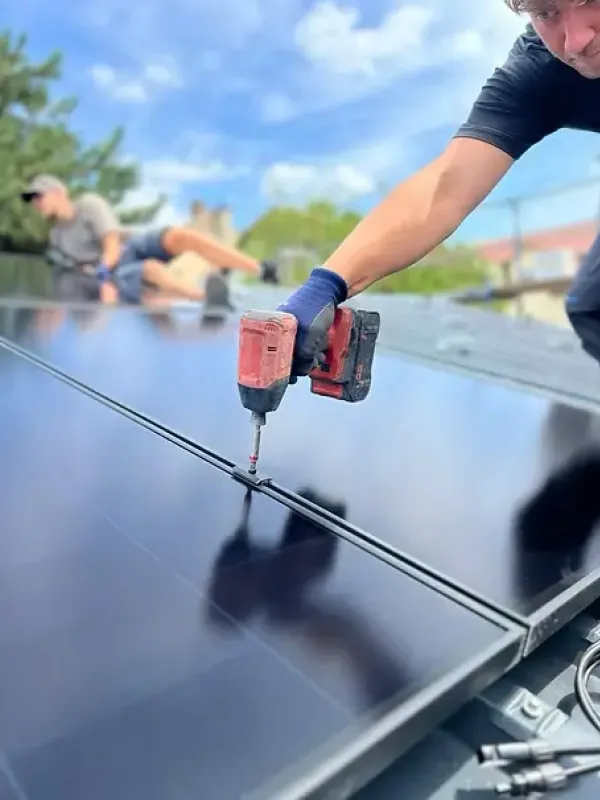 Photovoltaikanlage mit AIKO-Modulen auf Einfamilienhaus in Rheinhessen