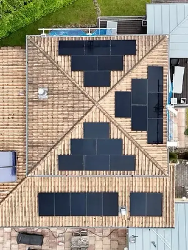 AIKO Full-Black-Solarmodule auf Ziegeldach installiert
